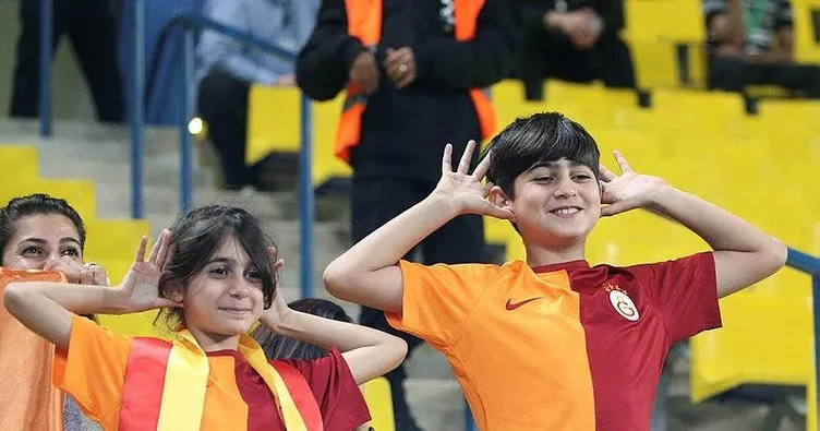Galatasaray ve Fenerbahçeli taraftarlardan alkışlı tepki!