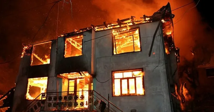 Bolu’da iki katlı ev, ahır, samanlık, garaj ve kamyonet yandı