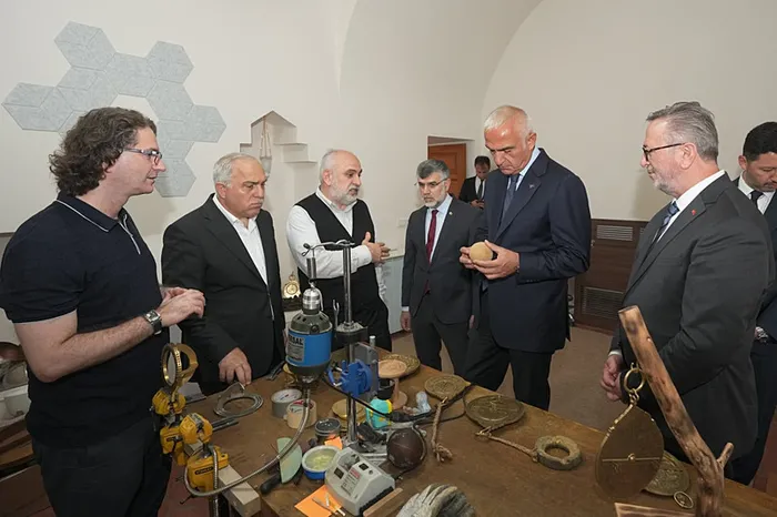 bakan-ersoy-kultur-politikalarimizin-sekillenmesine-katki-sunacak-her-degerlendirmeyi-kiymetli-buluyoruz-1783170493488.jpg
