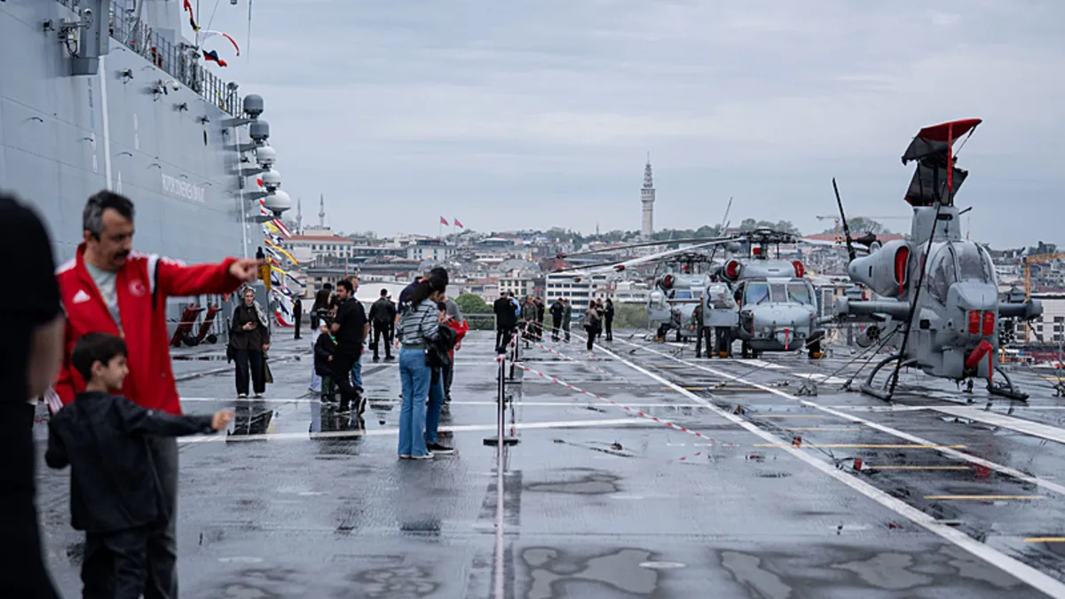 TCG Anadolu’ya ikinci günde de vatandaşlardan yoğun ilgi TCG Anadolu’ya ikinci günde de vatandaşlardan yoğun ilgi