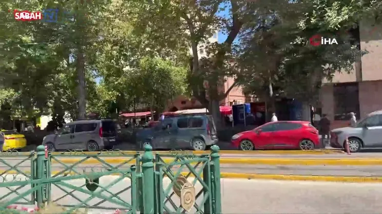 Hatalı park cadde trafiğini kilitledi