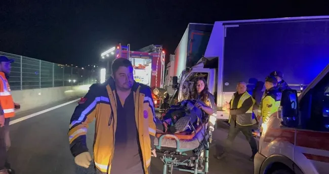TEM Otoyolu’nda zincirleme kaza! Kamyonet ve tırlar birbirine girdi: Yaralılar var