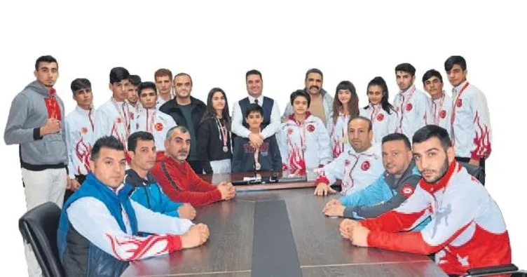Şampiyonları kutladı Adana Gençlik Hizmetleri ve Spor İl