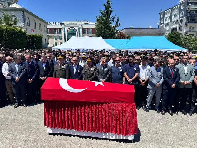 İzmir, şehit Ege Akar’ı uğurladı! Annesinin feryadı yürekleri dağladı: Oğlumu son kez doya doya görmek istiyorum!
