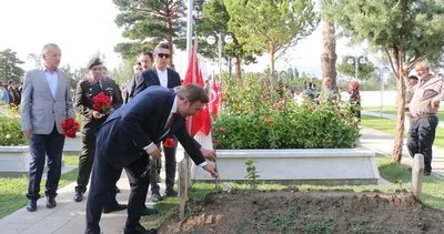Erzincan’da şehitler dualarla yad edildi, kabirlerine karanfil bırakıldı #erzincan