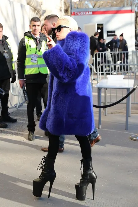 Lady Gaga üzerinde servet taşıyor