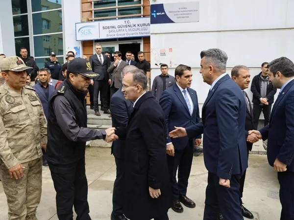 birecikte-yaralar-sariliyor-bekir-bozdag-felaketin-yasandigi-yerde-incelemelerde-bulundu-1777895210637.jpg