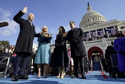SON DAKİKA HABERİ: Joe Biden yemin ederek resmen ABD Başkanı oldu! İşte  Biden'ın el bastığı İncil'deki detay - Son Dakika Haberler
