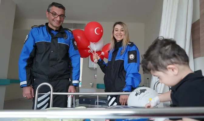 Şırnak’ta polisler, hastanedeki çocuklara 23 Nisan ziyareti gerçekleştirdi