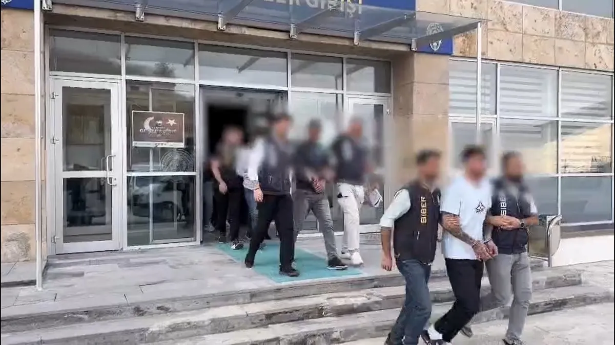 Araç kiralama vaadiye vurgun yaptılar! Kırşehir’deki operasyonda 5 tutuklama Araç kiralama vaadiye vurgun yaptılar! Kırşehir’deki operasyonda 5 tutuklama