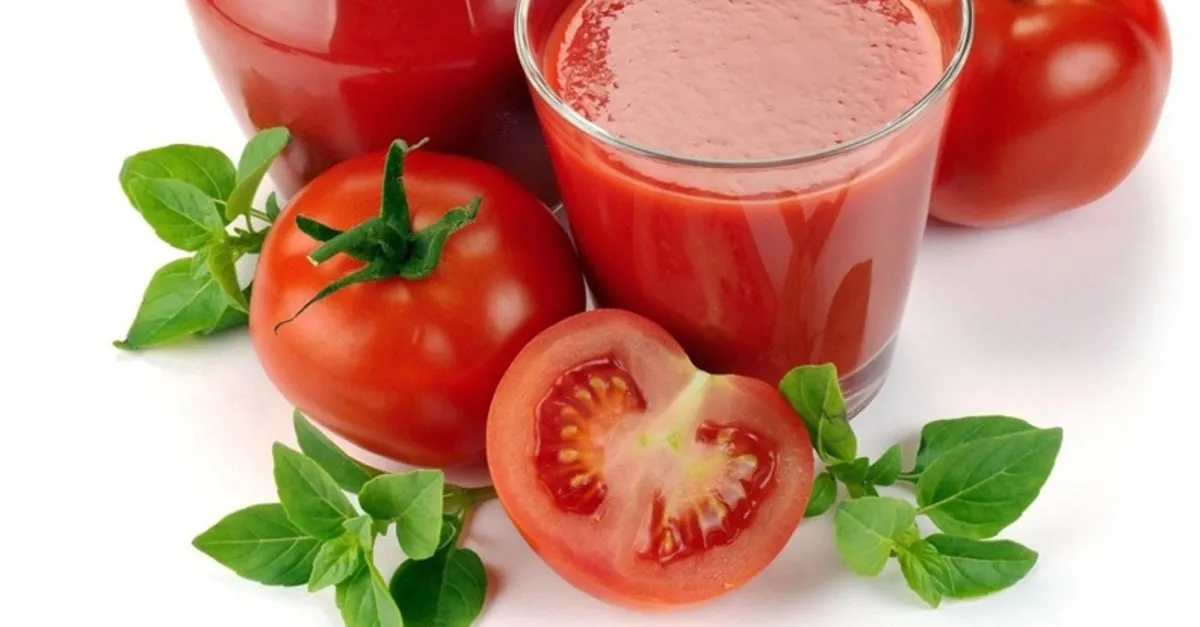 Польза томатного сока для организма мужчины. Томатный сок. Томатный сок домашний. Домашний помидорный сок. Томатный сок на белом фоне.