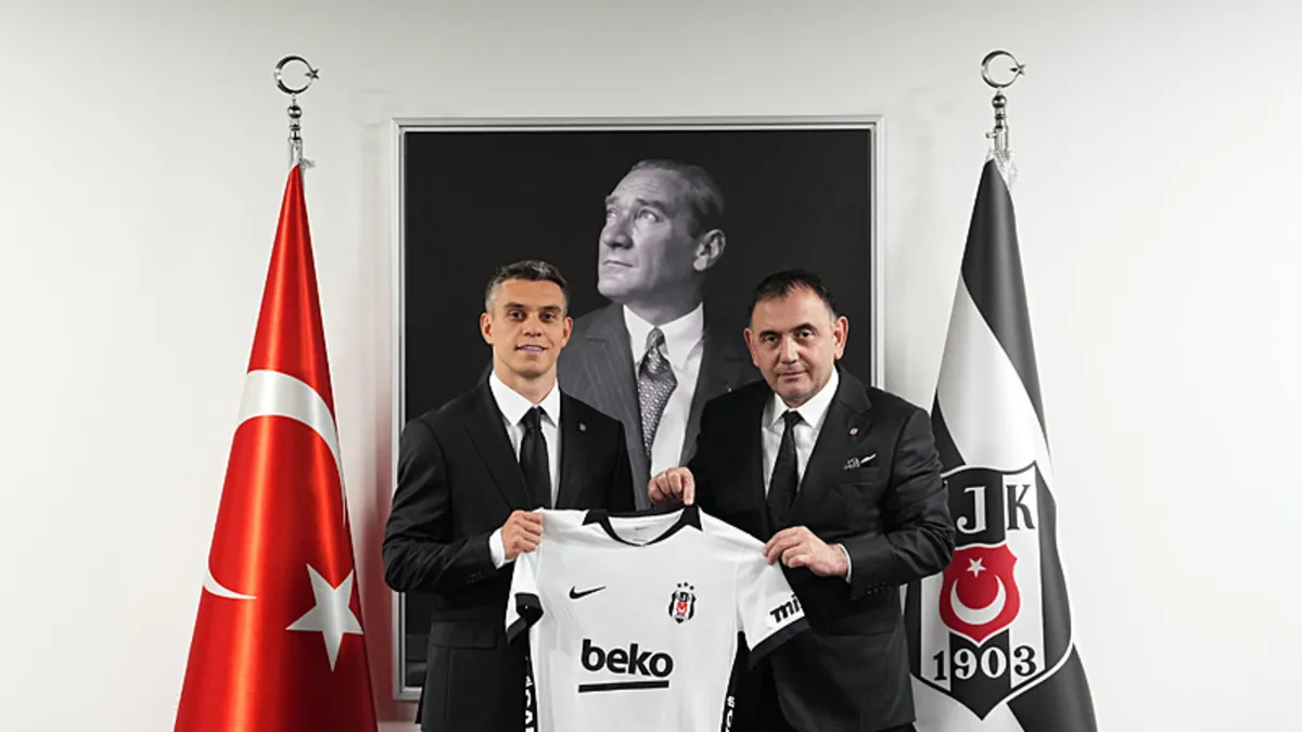 Beşiktaşlı futbolcu Leandro Trossard imza töreninde