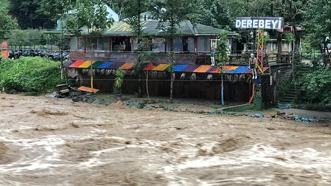 SON DAKİKA… Metrekareye 161 kilo yağış düştü! Rize sele teslim: Dereler taştı, köprüler yıkıldı, Ayder Yaylası yolu kapandı!