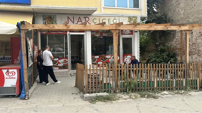 lokanta-isleten-ciftin-darbedildigi-anlar-kamerada-1790082808382.jpg