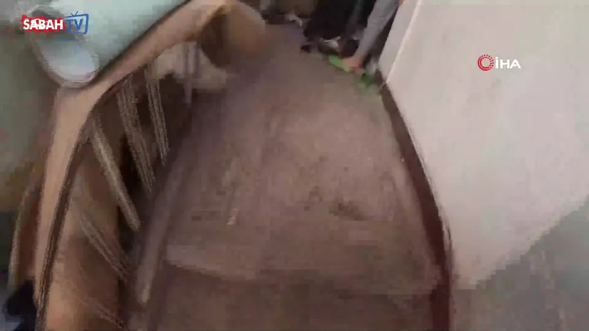 İtfaiye erlerinin ateşe verilen evi söndürme anları kask kamerasında videosunu izle İtfaiye erlerinin ateşe verilen evi söndürme anları kask kamerasında videosunu izle