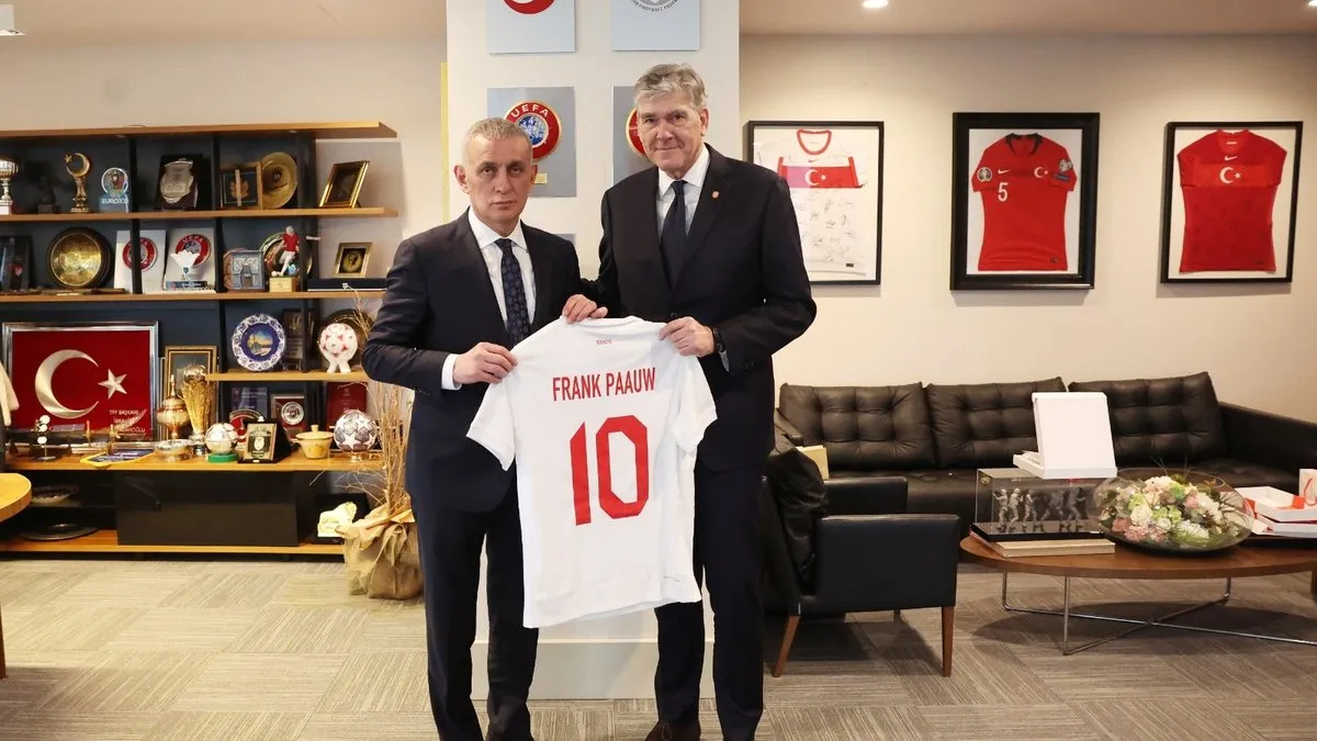 Hollanda Futbol Federasyonu Başkanı Paauw’dan Hacıosmanoğlu’na ziyaret Hollanda Futbol Federasyonu Başkanı Paauw’dan Hacıosmanoğlu’na ziyaret