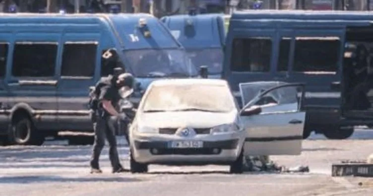 Paris’te polis minibüsüne arabasıyla daldı