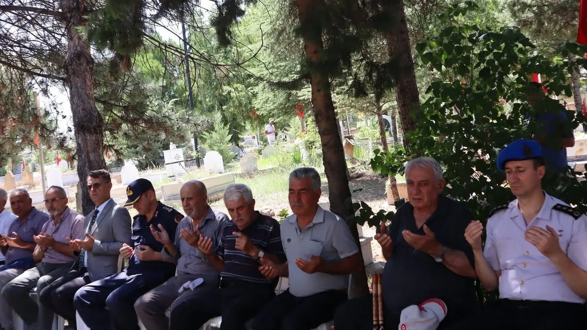Şehit Jandarma Kıdemli Başçavuş Sadık Güllü için kabri başında anıldı