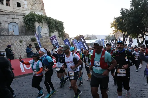 kapadokyada-ultra-maraton-heyecani-basladi-79-ulkeden-2-bin-406-sporcu-parkurlarda-1760818290173.jpg