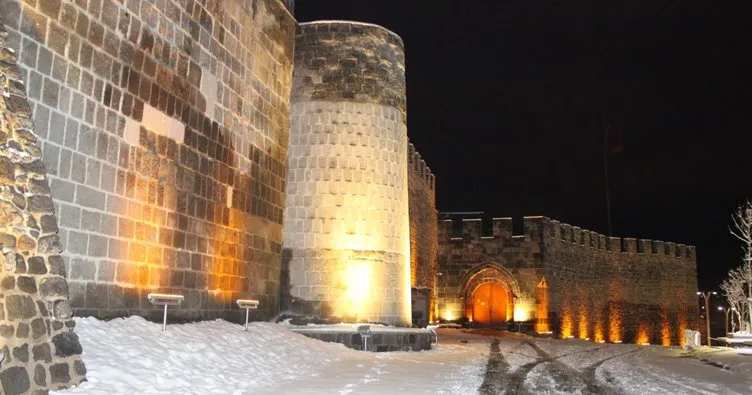 Erzurum Kalesi ve Saat Kulesi ışıklandırıldı!