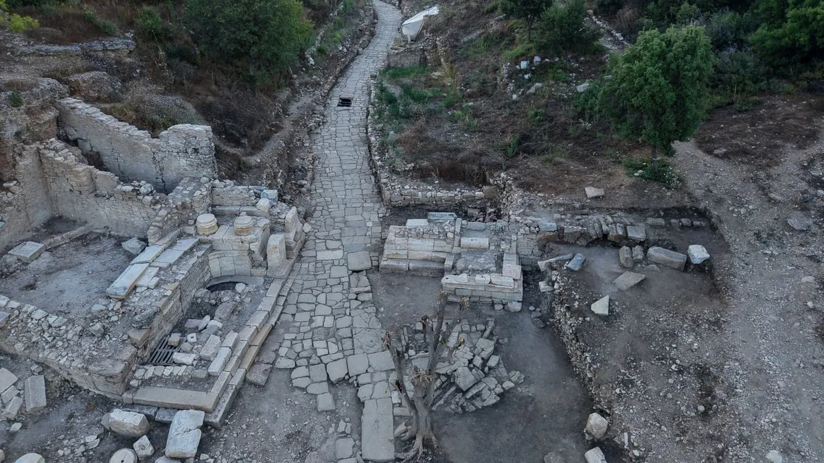 Aspendos Antik Kenti'nde gün yüzüne çıkarılan 2 bin yıllık Tiyatro Caddesi'nin görünümü.