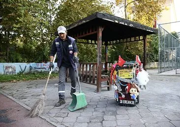 Sokaklara neşe saçıyor! Hem işini yapıyor hem çocukları mutlu ediyor...