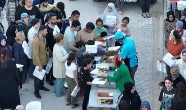 Konya’dan Hatay’a uzanan gönül sofrası!  Gönüllüler konteyner kentte kalan bin 400 kişiye iftar verdi