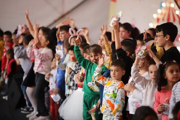 Deprem bölgesinde Cumhuriyet panayırı! Depremzede çocuklardan duygulandıran sözler: Çok mutlu oldum!