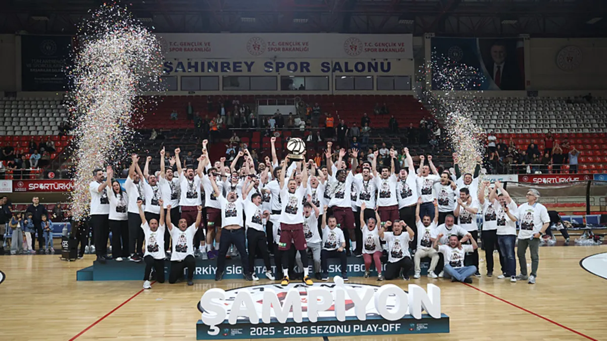 Parmos Bordo, play-off şampiyonluğunu kutladı Parmos Bordo, play-off şampiyonluğunu kutladı