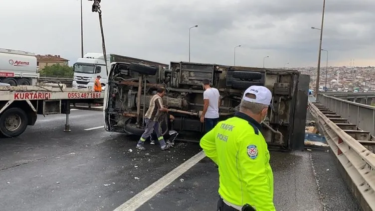 SON DAKİKA: İstanbul yolu ulaşıma kapandı! Kilometrelerce kuyruk oluştu!