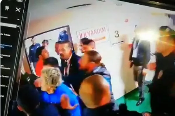 Erzurumsporlu Murat Uçar, eski teknik direktörü Altınordulu Hüseyin Eroğlu'na saldırdı!