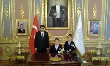 İstanbul Valisi Vasip Şahin makam koltuğunu öğrencilere devretti