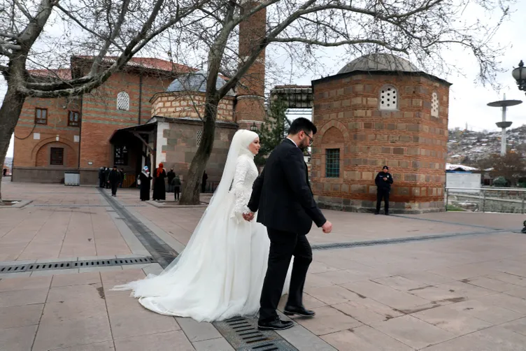 Koronavirüs tedbiriyle cuma namazında camiler bol kaldı