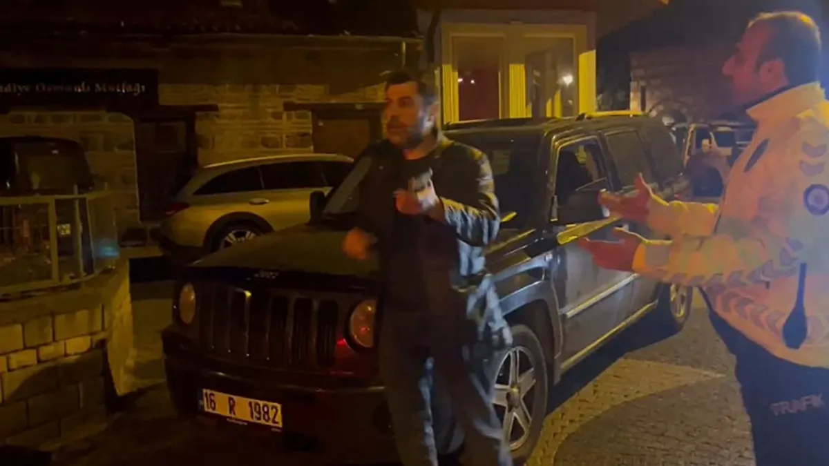 SON DAKİKA… Bursa’da alkollü sürücü trafiği birbirine kattı! Polise direndi tehditler yağdırdı: Bana 50 santimden fazla yaklaşmayın! SON DAKİKA… Bursa’da alkollü sürücü trafiği birbirine kattı! Polise direndi tehditler yağdırdı: Bana 50 santimden fazla yaklaşmayın!