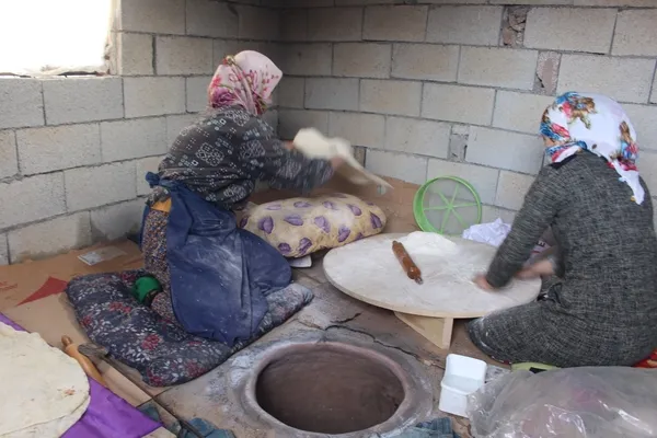 igdirli-kadinlar-depremzedelere-200-bin-tandir-ekmegi-gonderdi-1676035957176.jpg
