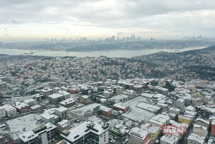 İstanbul’da etkili olan kar yağışıyla beyaza bürünen Çamlıca’dan karpostallık görüntüler...