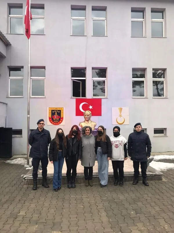 guzel-sanatlar-lisesi-ogrencilerinden-asker-abilerine-armagan-1642177672887.jpeg