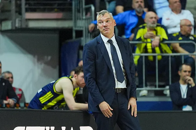 fenerbahce-jasikevicius-ile-mutlu-sona-yakin-1765210236450.jpg