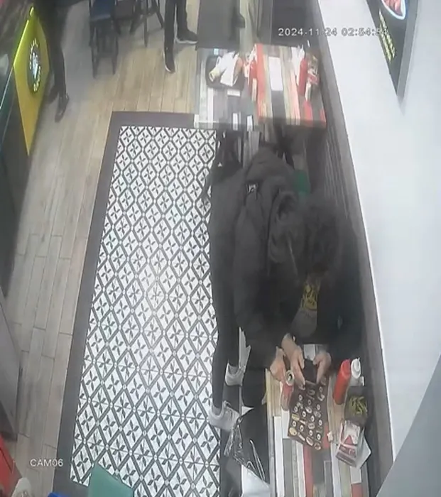 Sevgilisini kokoreççide darbetmeye çalıştı: Garsonlar tekme tokat dövdü!