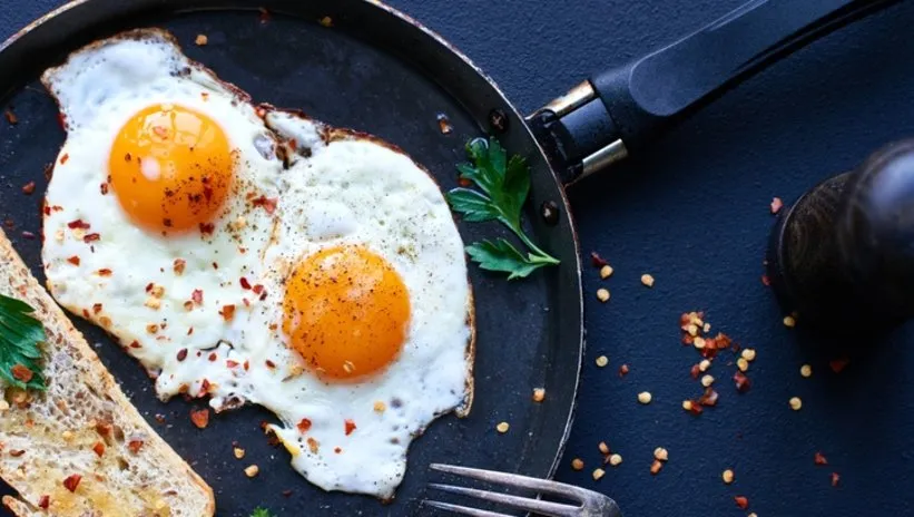 Kahvaltı için her seferinde mükemmel kıvamda yumurta pişirmek için aşçıların uyguladığı yöntem! Çocuklar buna bayılacak…