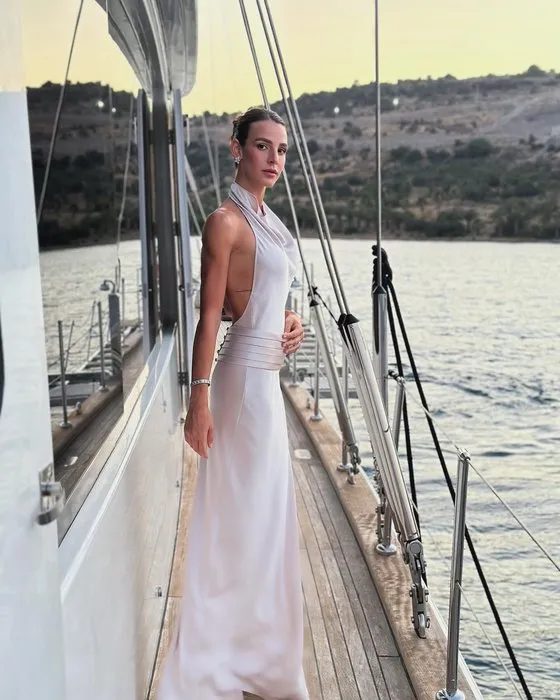 Hülya Koçyiğit’in güzeller güzeli torunu Aslışah Alkoçlar mest etti! Karın kaslarıyla herkesi kıskandırdı..