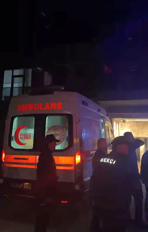biri-beyzbol-sopasi-ile-saldirdi-digeri-silah-cikardi-meger-karisindan-1750747898250.jpeg Biri beyzbol sopası ile saldırdı diğeri silah çıkardı: Meğer karısından...