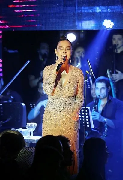 Şarkıcı Ebru Gündeş’in makyajsız fotoğrafına yorum yağdı
