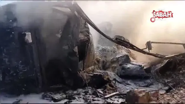 Şanlıurfa'da devrilen saman yüklü tır alev alev yandı | Video