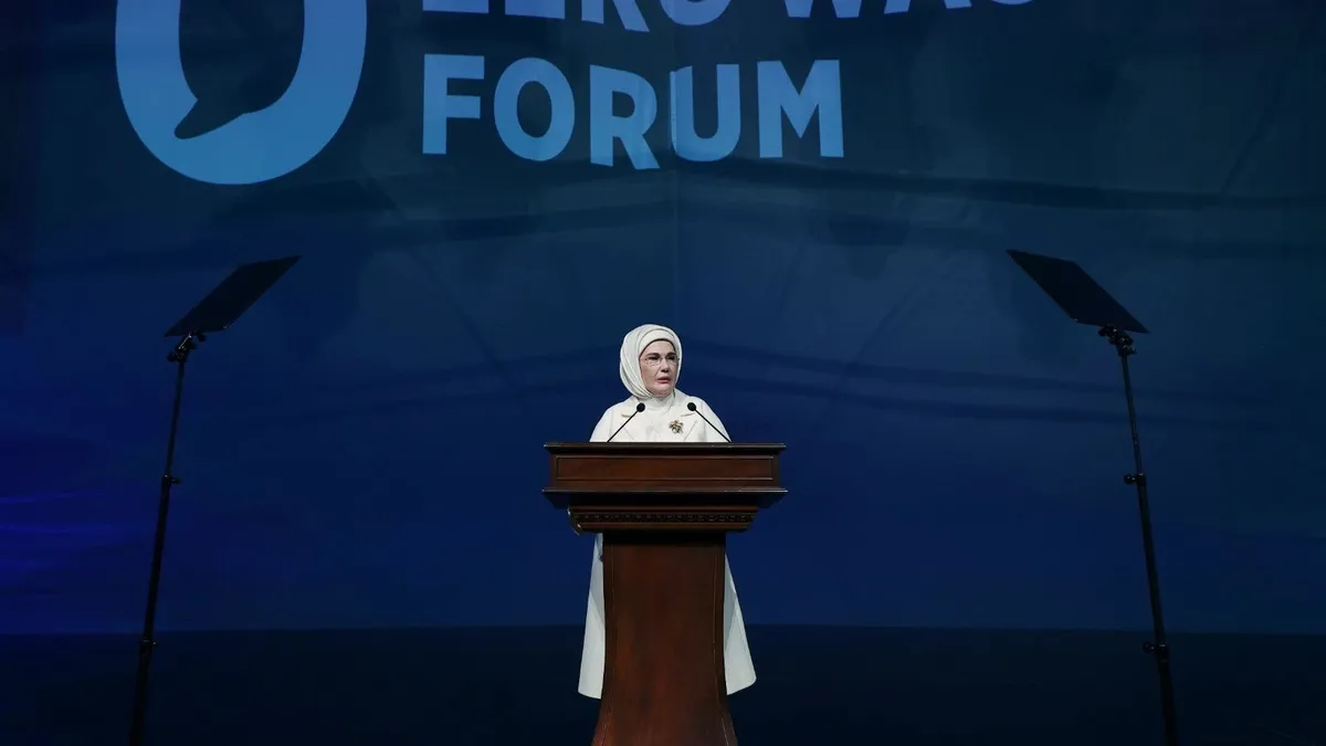 Emine Erdoğan, Sıfır Atık Forumu'nda konuşma yaparken