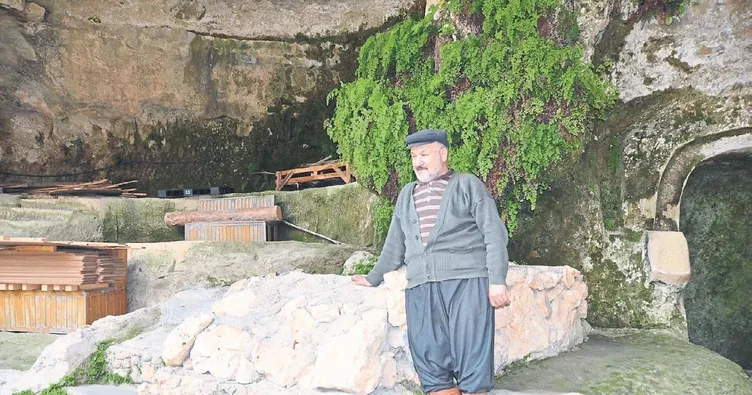 Doğa aşığı 30 yıldır mağarada yaşıyor