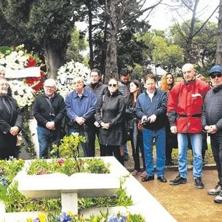 Kabri başında anıldı