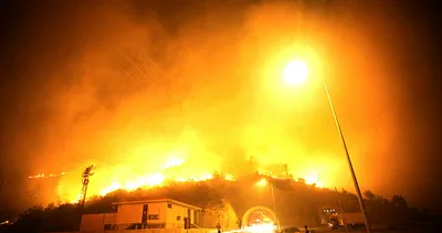 SON DAKİKA: Mersin’deki yangından korkutan görüntüler: Alevler kara yolunu ulaşıma kapattı