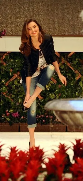 Miranda Kerr 3 milyon dolarlık takıyla podyuma çıktı