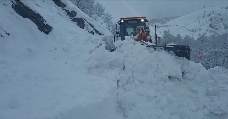 Tunceli’de çığ paniği: Kara yoluna düştü!